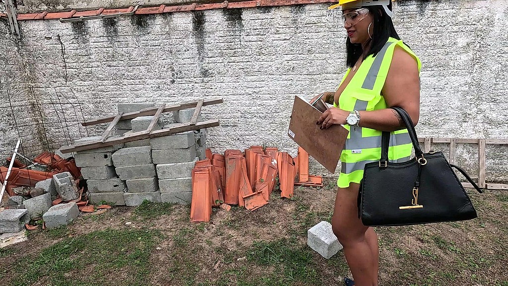 foi fiscalizar a obra e ficou imaginando os pedreiros fodendo o seu bucetao (Nicoly Mattos) foi fiscalizar a obra e ficou imaginando os pedreiros fodendo o seu bucetao (Nicoly Mattos)