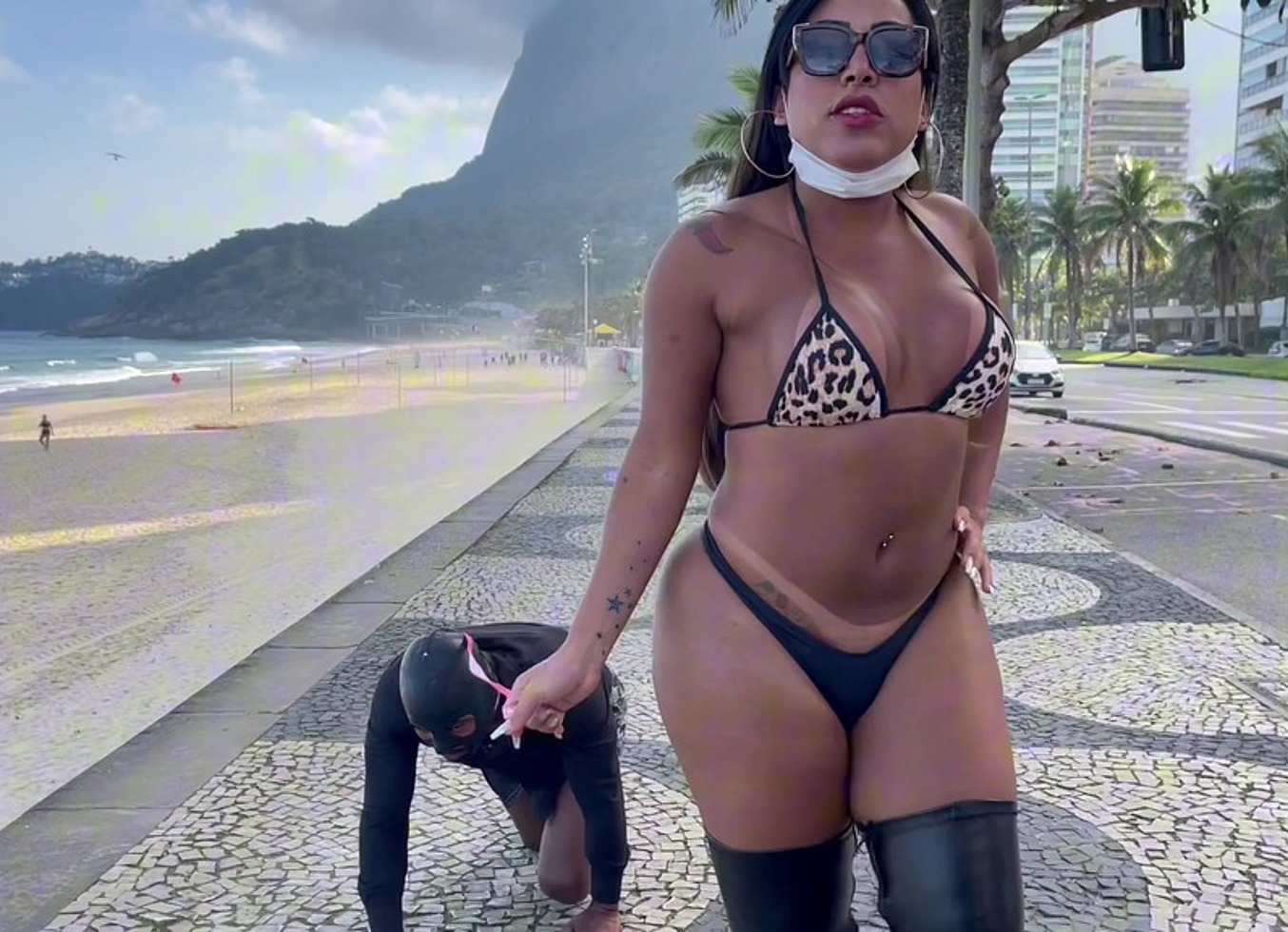 Aylla Gattina Levando Seu Submisso Para Da Um Passeio Na Orla