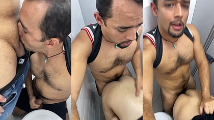 Eu fodo ele no banheiro secretamente enquanto todo mundo esta na festa.