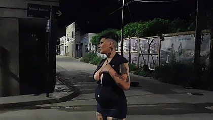 puta callejera se aburre de chupar pija atras de la estacion de berazategui y entra a que el macho le meta terrible poronga por el culo