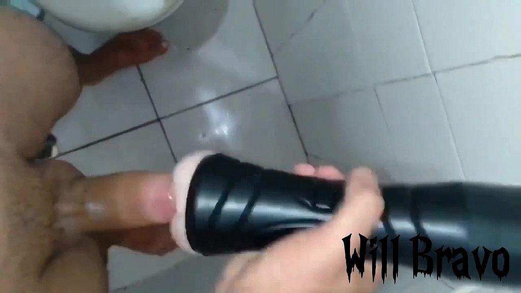 batendo uma punheta gostosa com masturbador e ainda dei uma mijada (Will Bravo) batendo uma punheta gostosa com masturbador e ainda dei uma mijada (Will Bravo)