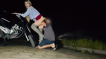 FUDENDO NA RUA COM MOTOQUEIRO SAFADO - BAREBACK