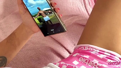 MEU PADRASTO ME PEGOU BATENDO UMA E ME FEZ GOZAR ATE JORRAR LEITE NA MINHA BUCETINHA (Cena Completa)