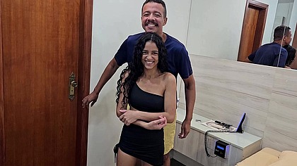 A novinha pequenininha deixou o dotado botar no cu a vontade e acabou toda gozada