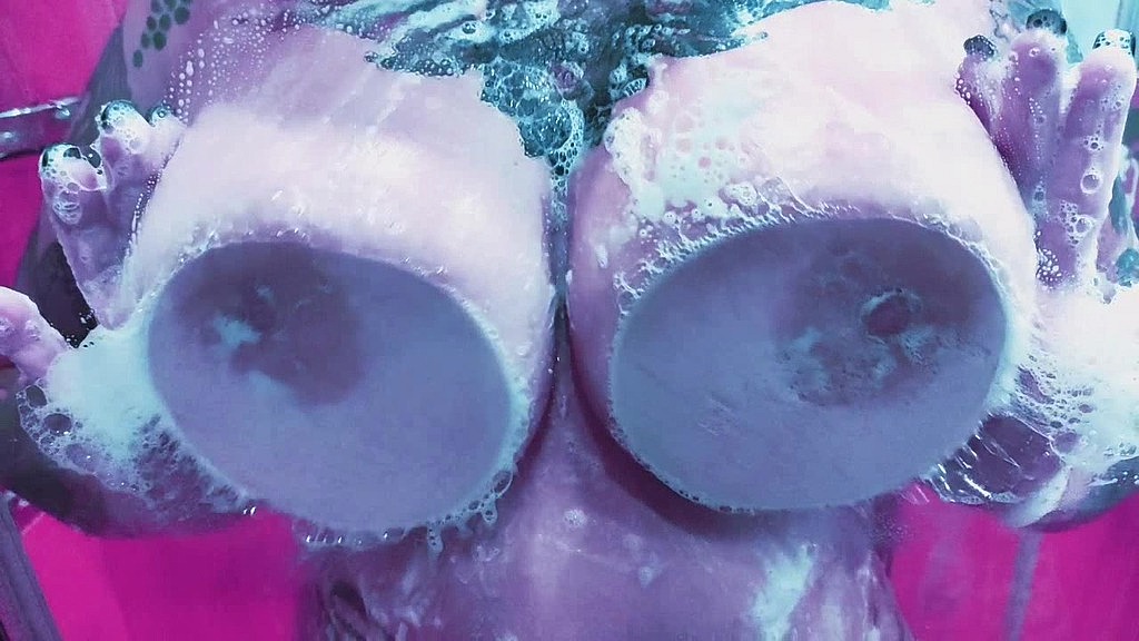 curvy girl washes her huge tits with soap and rubs them on the glass (Dredda Dark) curvy girl washes her huge tits with soap and rubs them on the glass (Dredda Dark)
