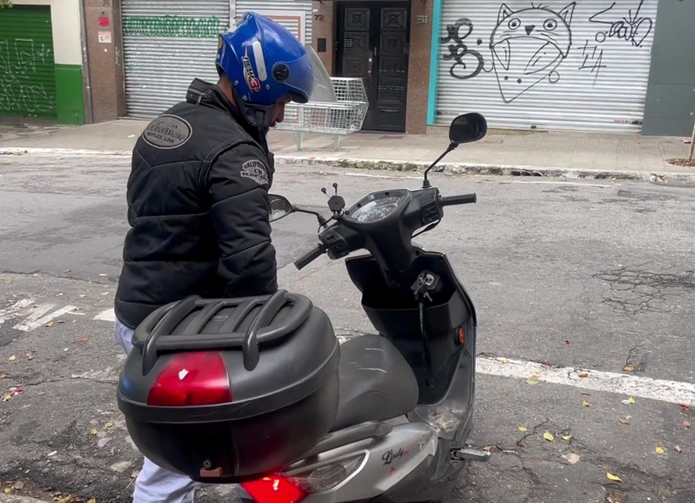 Entregas Proibidas: O Motoqueiro Sentou Sem Freio