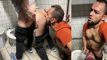 o cara de cabelo rosa ficou me olhando durante o treino, levei ele pro banheiro e coloquei para mamar de fodi o cu.