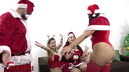 Presente de Natal Papai Noel fode as tres Safadas na suruba na noite de natal delicia de orgia