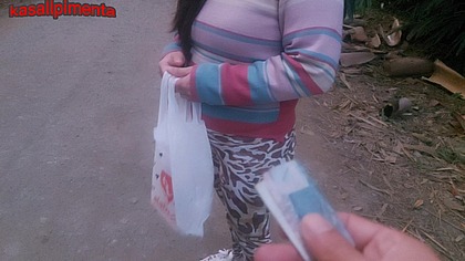 transando com uma gostosa de uma colonia marginal sem camisinha, por algumas latas, safado tira proveito da pobreza e goza ate no cuzinho dela!