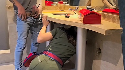 Plomero trabajando, elige la herramienta mas grande| Monstruo de verga para el unico culo que puede con todas las enormidades.