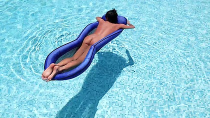 PUBLIC! HOT ASS FUCK IN THE MIDDLE OF THE POOL
