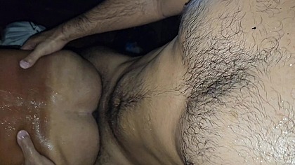 Realizando fetiche bareback de foder casal no dark room no subsolo.