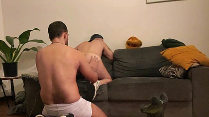 Sendo fodido com forca pelo cliente, o motoboy pediu gorjeta e ganhou pica.