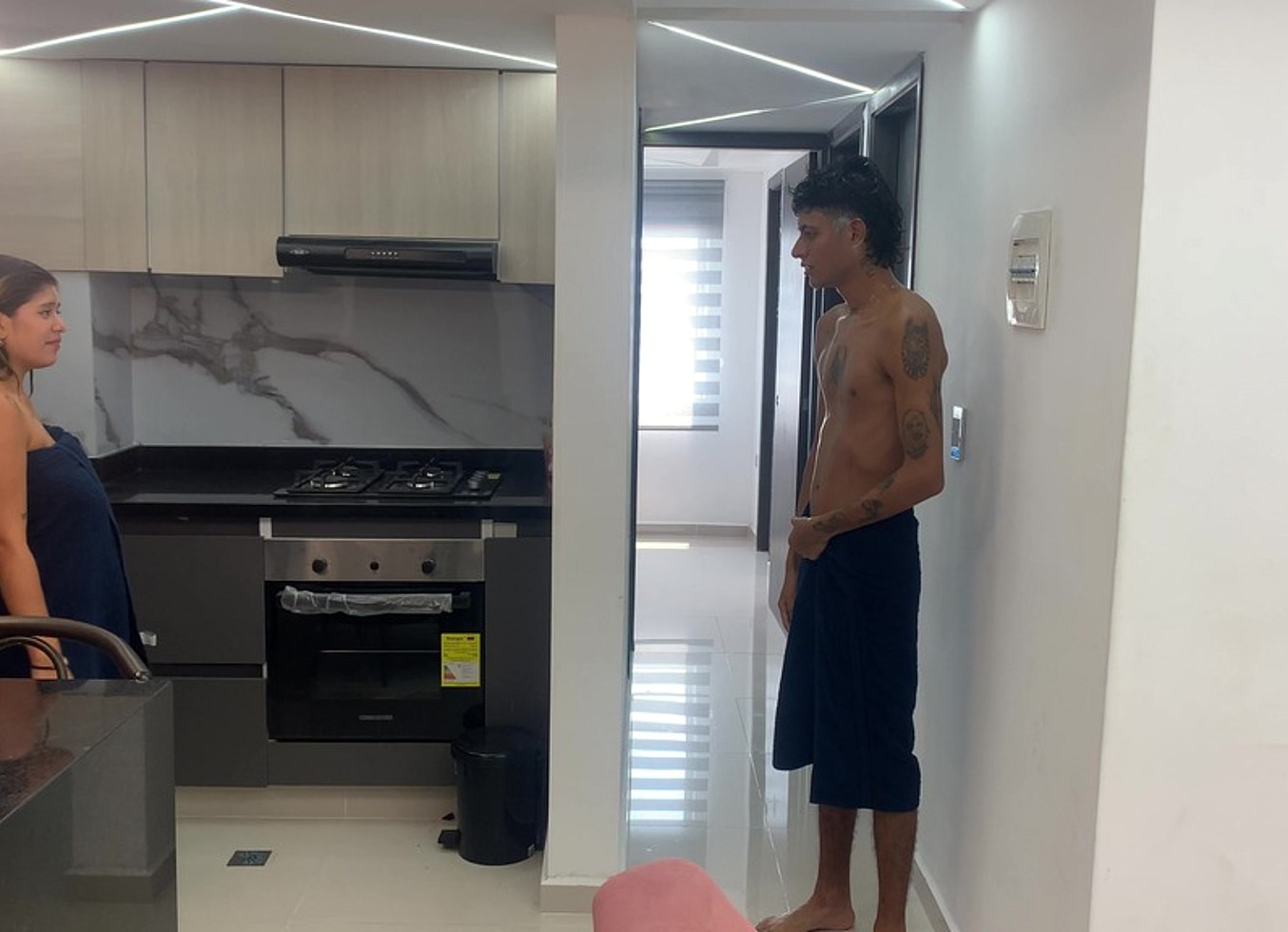 Me Aprovecho Que Mi Vecina Embarazada Esta Sola, Para Entrar A Su Ducha Y Follarmela Rico