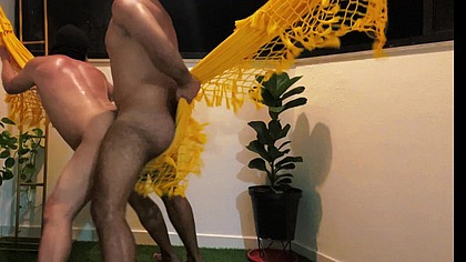 Negro brocador metendo a rola de 22 cm no cu do anao puto rabudo na rede.