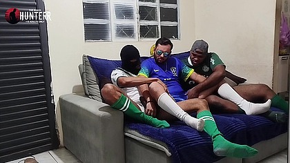 Meus amigos vieram assistir o jogo em casa e acabamos nos pegando
