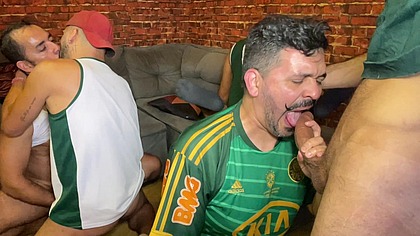 TORCEDORES PALMEIRENSES E UMA BOA SURUBA, MACHOS DOTADOS E INSACIAVEIS, VEM GOZAR. PART 02