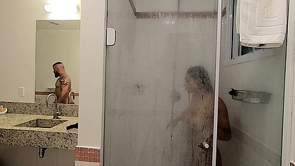 Comi a gostosa da minha cunhada no banho