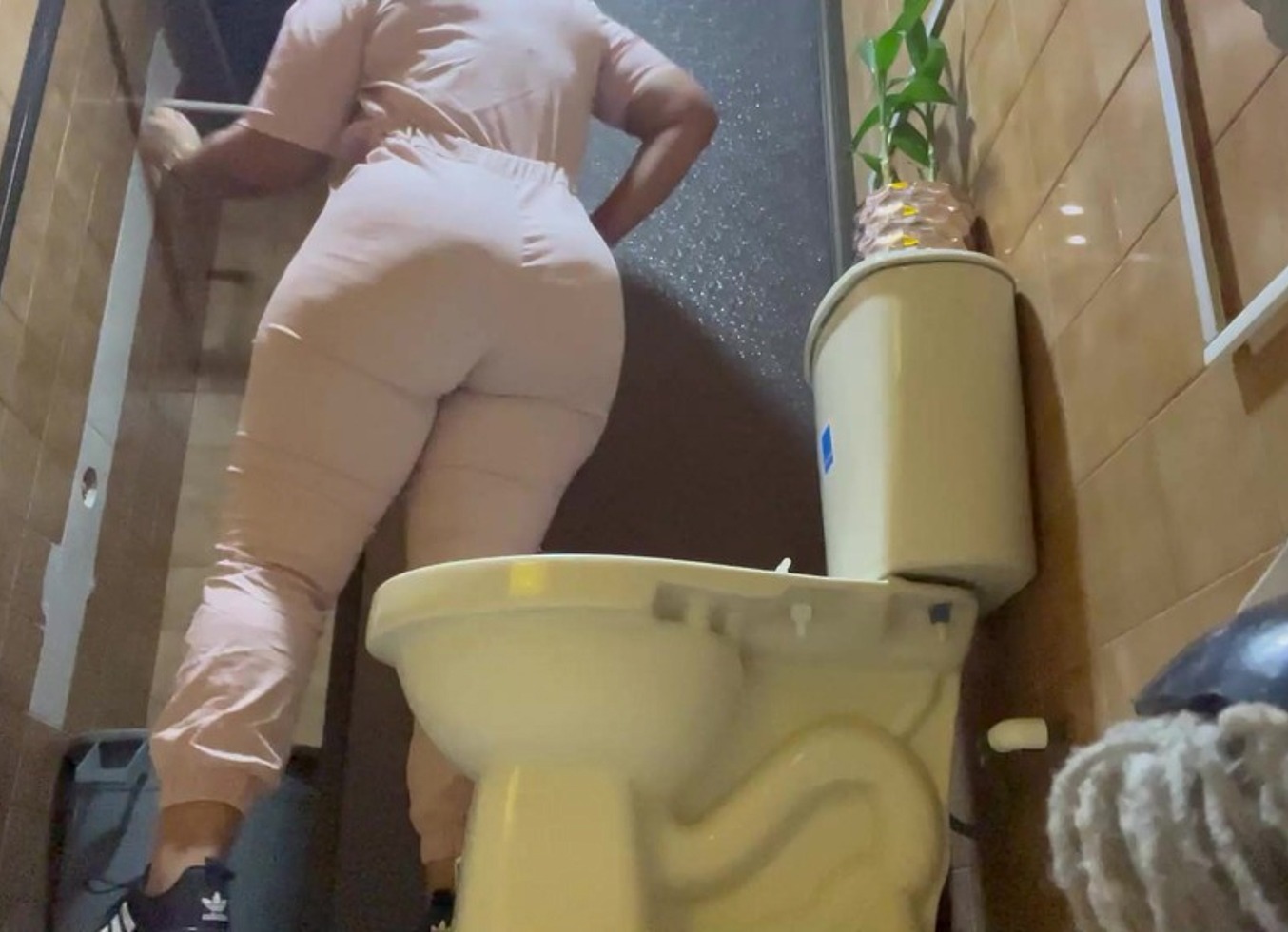 Camara Amateur Graba A Enfermera Sexy En El Centro De Depilacion