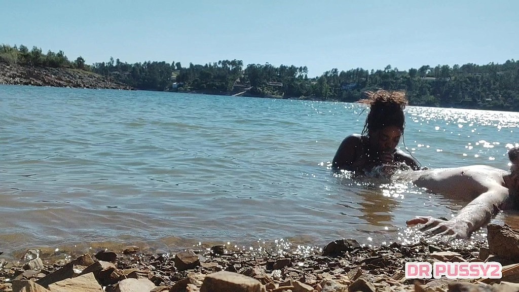 mamei o pau do tatuado dentro de agua na frente de todos os turistas que passeavam de barco ao final da tarde (Pilantra, Sofy Doll) mamei o pau do tatuado dentro de agua na frente de todos os turistas que passeavam de barco ao final da tarde (Pilantra, Sofy Doll)