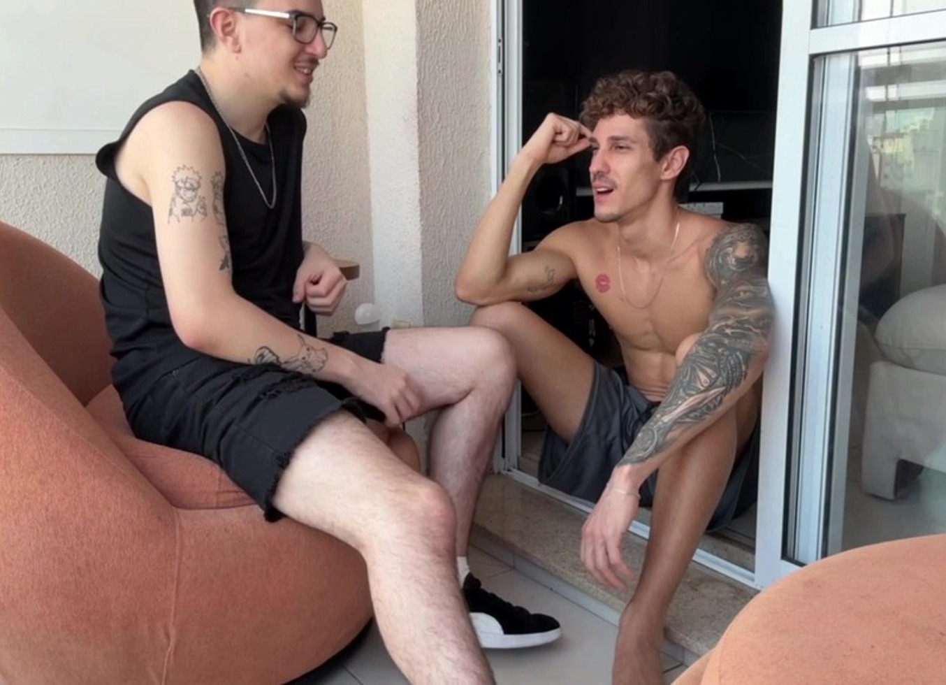 Nerd Pauzudo Sentando E Tirando Leite Da Rola De 25Cm. - Parte I