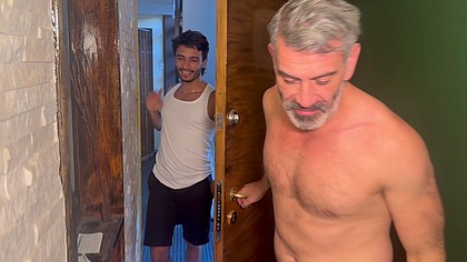 El vecino tocando mi puerta ππ¨π±