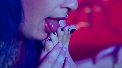 Lesbian Foot Worship & Sucking toes