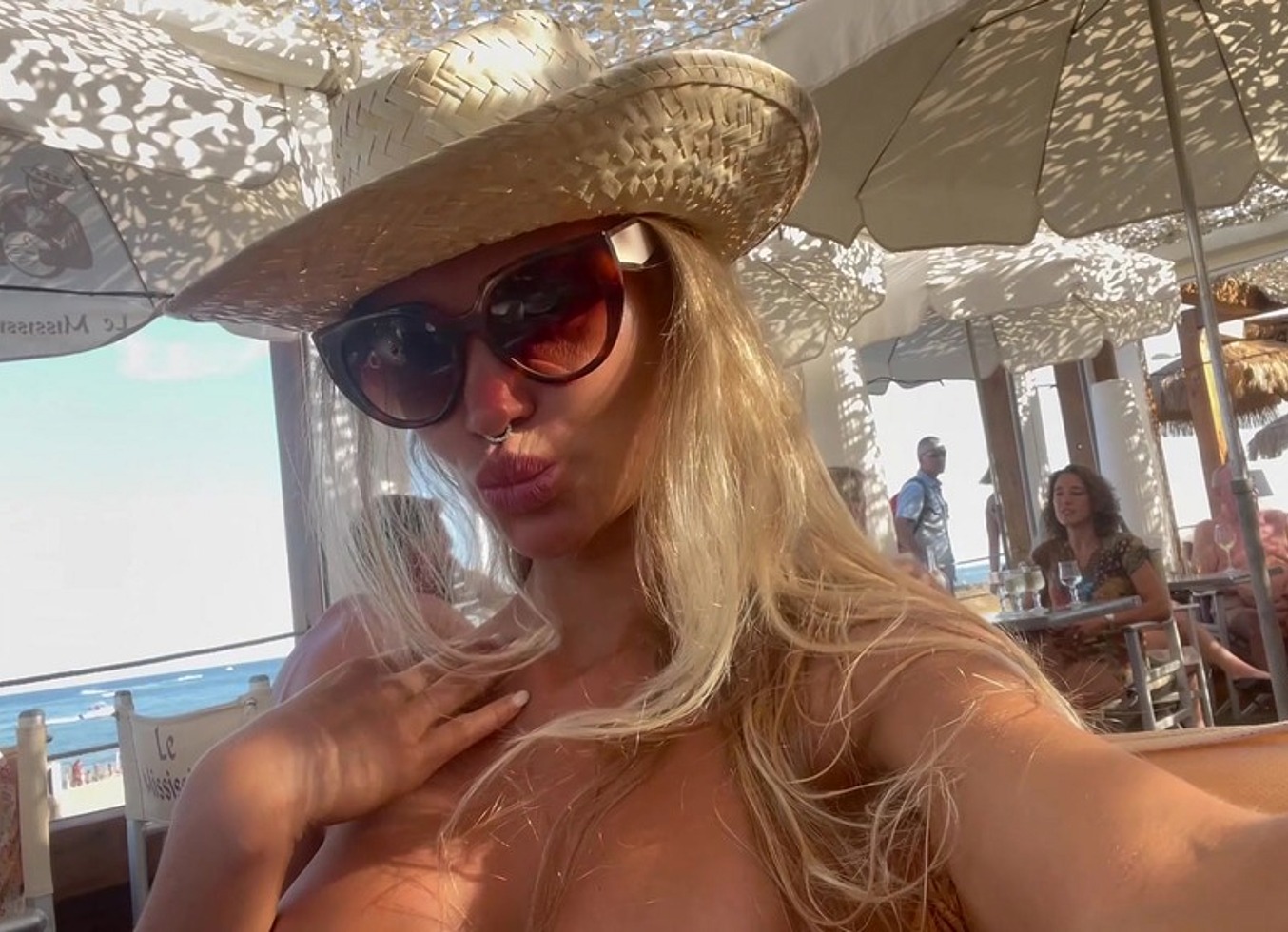Shameless Monika Fox Came Naked to a Restaurant and Dined There in Public
