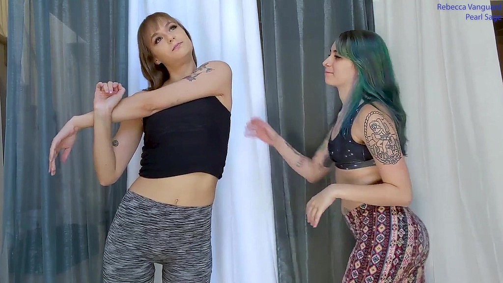 Волохатих лесбійок-підлітків одночасно ділять величезний фалоімітатор (Ребекка Вангард, Перл Сейдж) hairy teen lesbians share a huge dildo at the same time (Rebecca Vanguard, Pearl Sage)