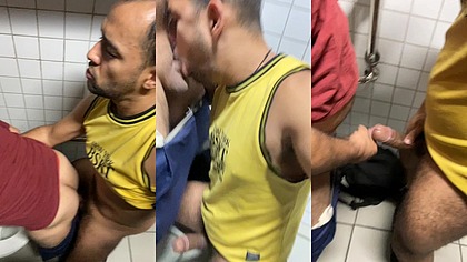 CASADO DEIXOU A ESPOSA ESPERANDO LA FORA E ME DEU O CUZINHO NO BOX