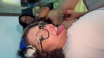 Dois homens fodendo o cuzinho da Sofie Lollipop