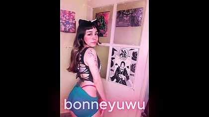 Bonneyuwu - 9:38 en calza turra mostrando la cola