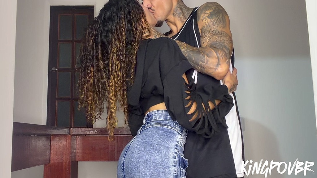 ela chama colega do trabalho pra transar em casa antes que sua mae chegue - magrinha aguentou rola grossa e pediu pra gozar dentro (Izza Araujo, KingPovBr) ela chama colega do trabalho pra transar em casa antes que sua mae chegue - magrinha aguentou rola grossa e pediu pra gozar dentro (Izza Araujo, KingPovBr)