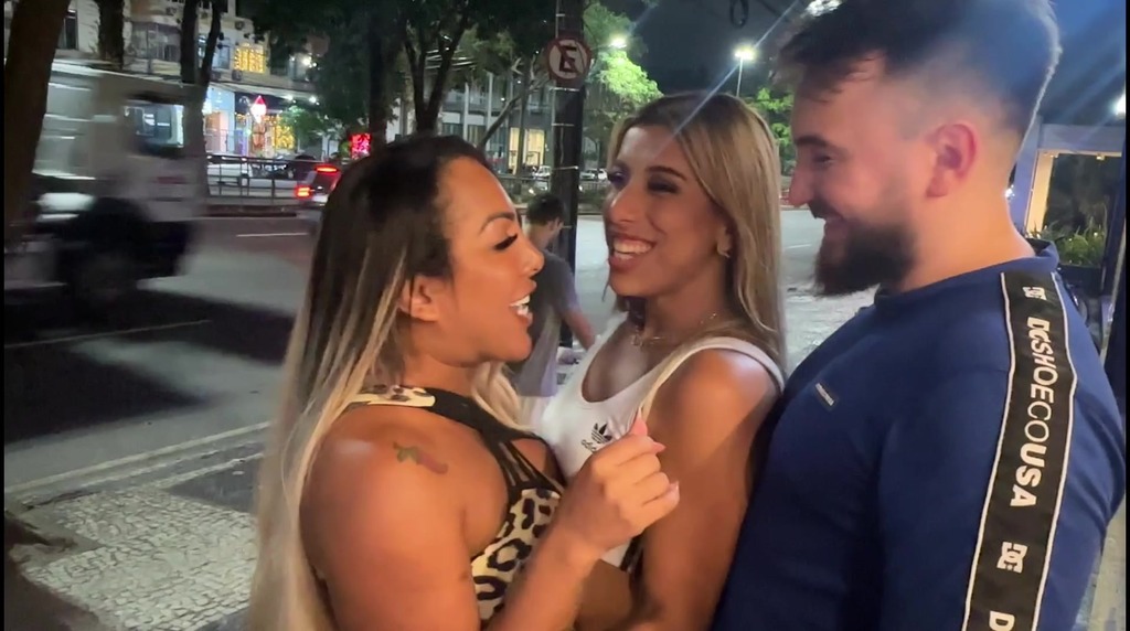 estava na academia quando eu encontrei um gostoso e resolvi levar ele pra casa pra fuder com minha melhor amiga e eu