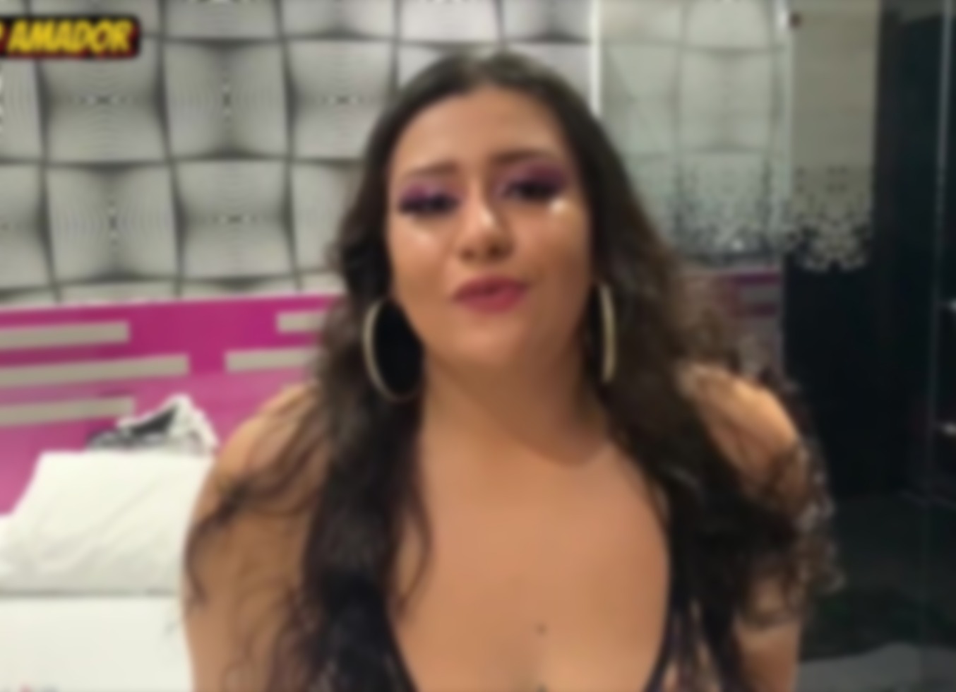 Gata Maravilhosa Se Exibindo Na Banheira Cheia De Espuma