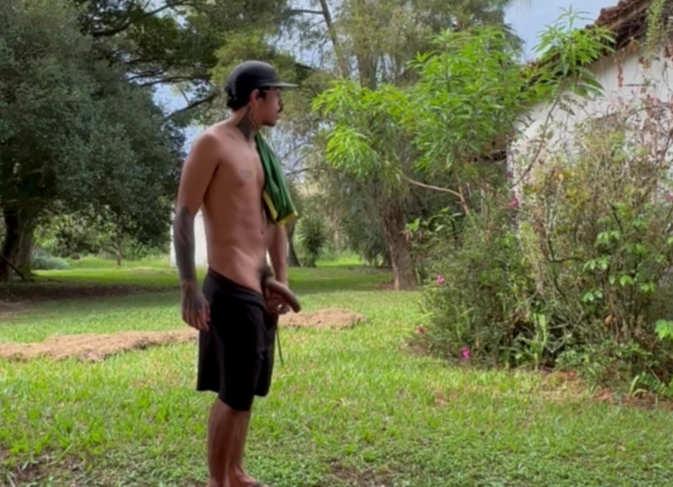 Macho Roludo Se Exibindo No Parque