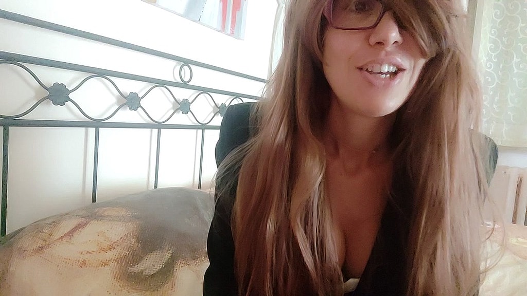 Canale Chantal: figliastro, è il mio primo giorno di lavoro, come ti sembro? (AnalVids.com) stepson, it s my first day at work, how do i look to you? (Chantal channel)