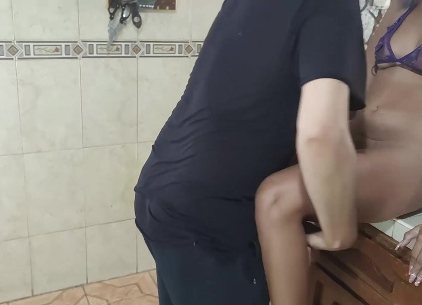 La Nueva Vecina DEl Barrio Me LLamo Para Que La Ayudara y Termino Fallandola Le Follo El Culo Como Grita