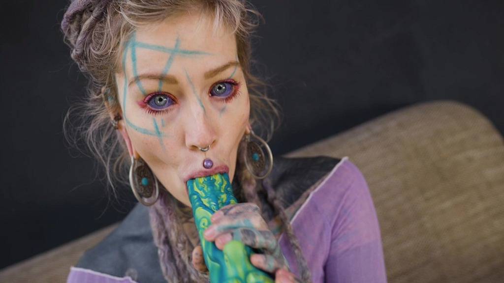 Anuskatzz, Ніколаз Зпагеті: татуйована хіпі трахає анально з великою іграшкою та отримує трах від справжнього великого члена (AnalVids.com) tattooed hippie s anal fucking with big toy and get fuck by real big cock (Anuskatzz, Nikolaz Zpageti)