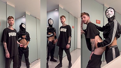 DEI PRO MASCARADO NO BANHEIRO DO CINEMA