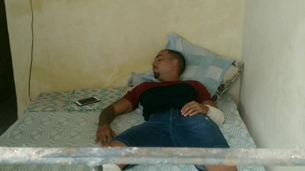 meu amigo me ajudou quando falei que estava com muita dor apos cair de moto (Romulo Nickoo, Ranomope) meu amigo me ajudou quando falei que estava com muita dor apos cair de moto (Romulo Nickoo, Ranomope)
