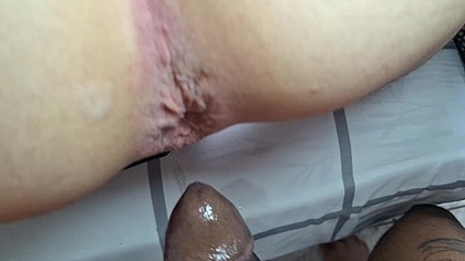 Negao dotado fudendo o branquinho do rabao, ate deixar ele com o cu cheio de porra , sexo bareback.