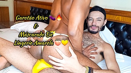 Mascarado de lingerie amarela levando duas leitadas no cu - Foda completa