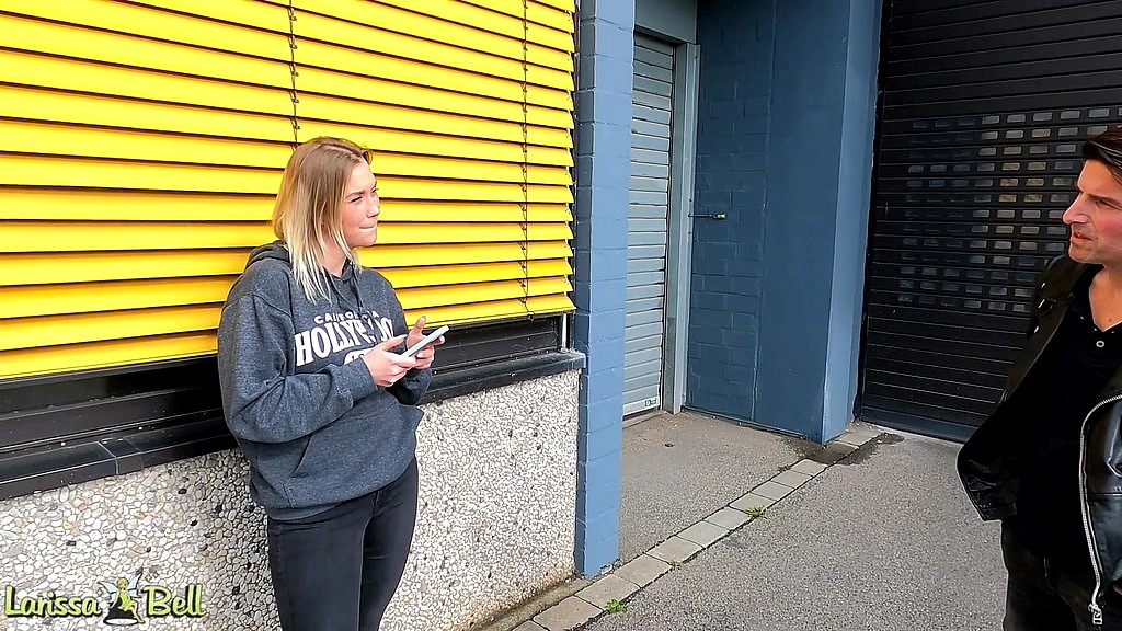 german blonde gets recognized on the street and invites him for having sex imediatly (Larissa Bell, Der Pornobeamte) german blonde gets recognized on the street and invites him for having sex imediatly (Larissa Bell, Der Pornobeamte)