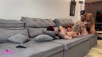 Vazou video de duas ruivinhas branquinhas bem parecidas dando para moreno no sofa da sala