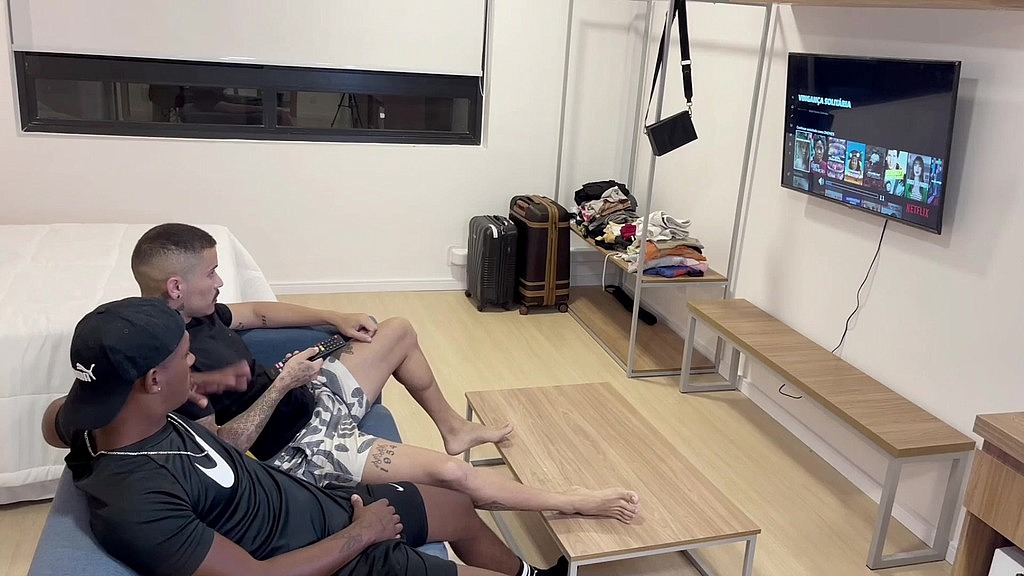 assistindo o jogo com meu amigo, pau dele ficou duro, nao resisti e deixei ele leitar meu cu. (Rafael Silva, Dh Zayd) assistindo o jogo com meu amigo, pau dele ficou duro, nao resisti e deixei ele leitar meu cu. (Rafael Silva, Dh Zayd)