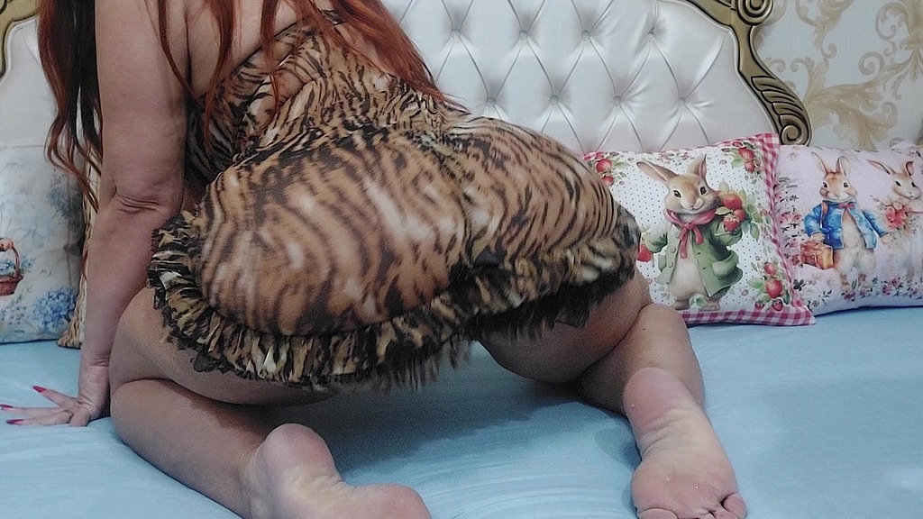 dancing in a nightgown and showing her ass, feet and hairy pussy (Bigassblonde) dancing in a nightgown and showing her ass, feet and hairy pussy (Bigassblonde)