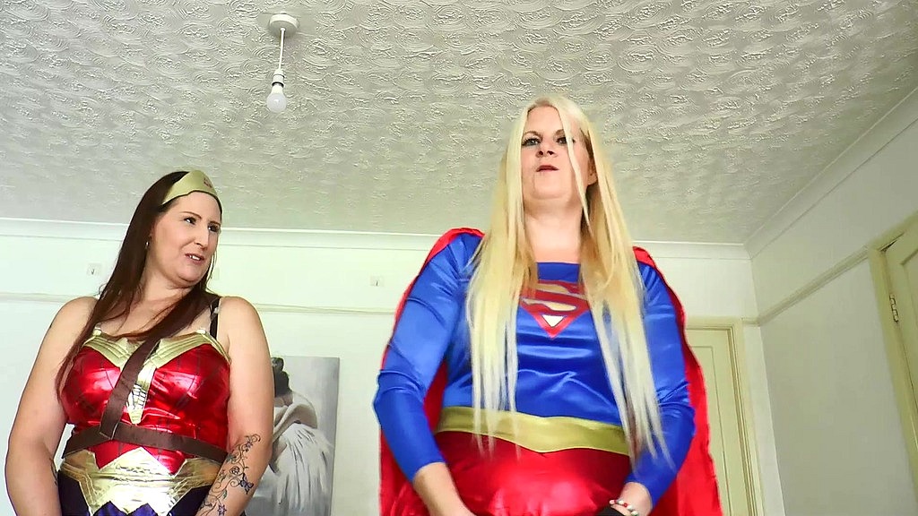 Wonder Woman e Supergirl ti puniscono (Natasha Love, Clare Star) wonder woman and supergirl punish you (Natasha Love, Clare Star)