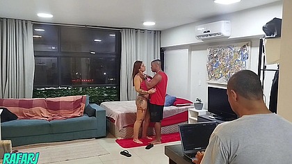 Marido chamou o amigo para foder a esposa que estava com muito tesao.