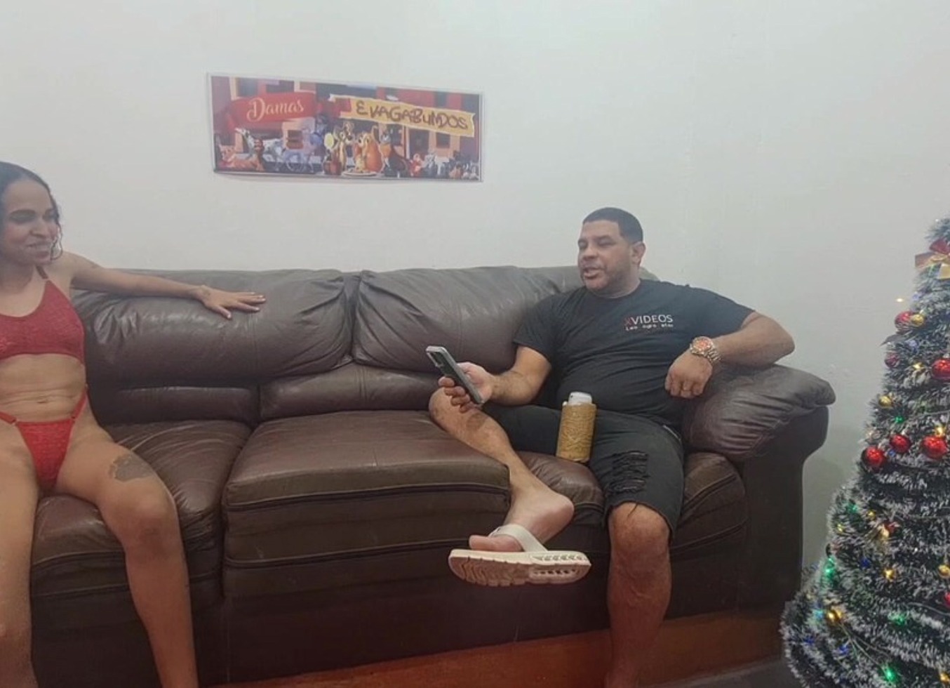 Surfistinha No Sofa Com Leo Ogro Revela Que Se Arrepende De Ter Abandonado A Filha E Foi Trabalhar Em Cabare Por Estar No Tedio Em Casa